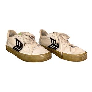 Cariuma suede cream / blue sneakers tan gummy sole women’s sz 6.5 / men’s sz 5